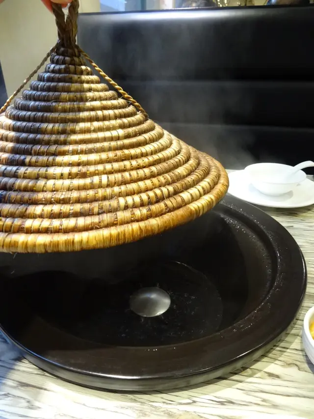 以 380 度高温石鍋蒸海鮮，會冒出一縷縷蒸氣