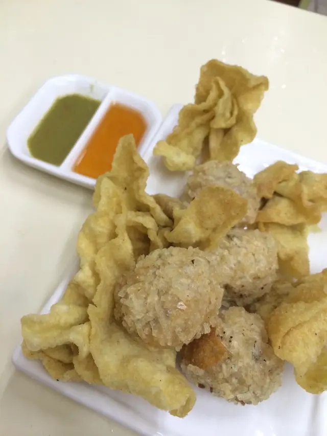 金沙炸鯪魚球併炸雲呑