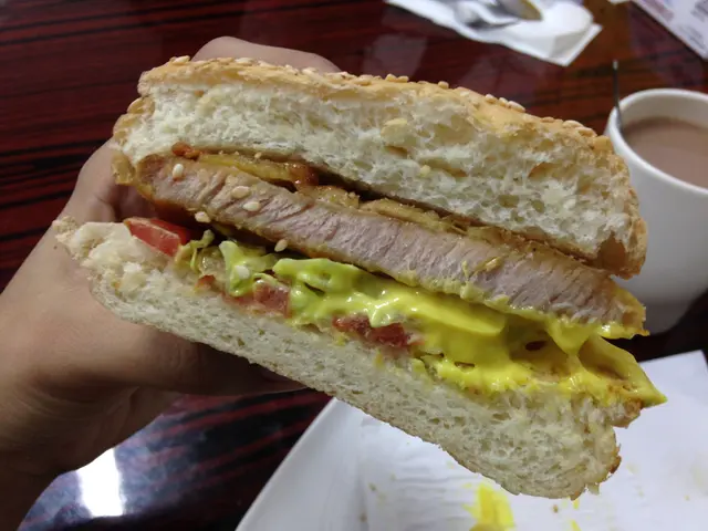 豬扒小juicy,還有蕃茄和生菜