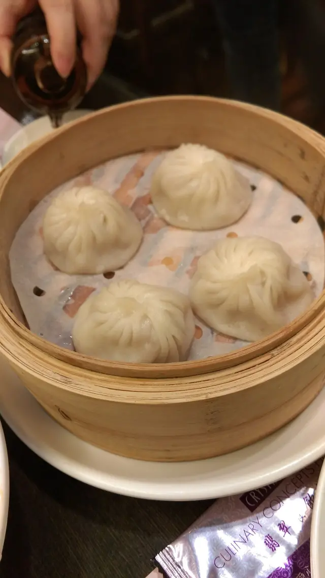 呢度小籠包口感唔錯，皮夠薄，又算多汁，挾起黎個底又唔會穿~~