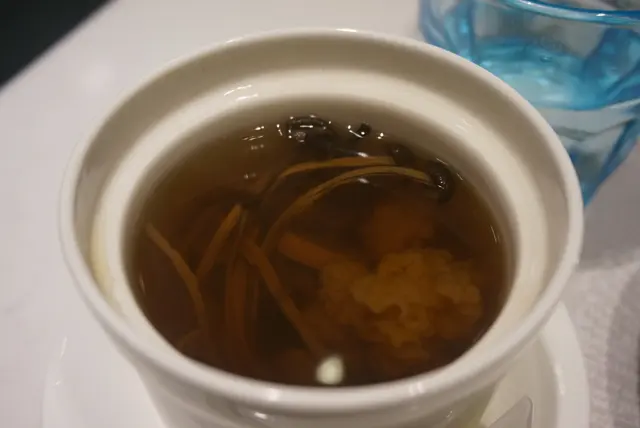 茶樹菇黃耳燉湯