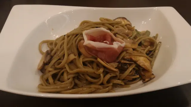 意大利風乾火腿雜菌波菜偏意粉配黑松露醬