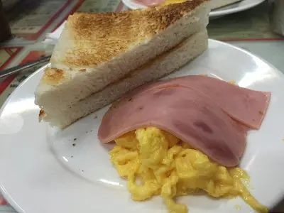 厚多士、火腿及炒蛋