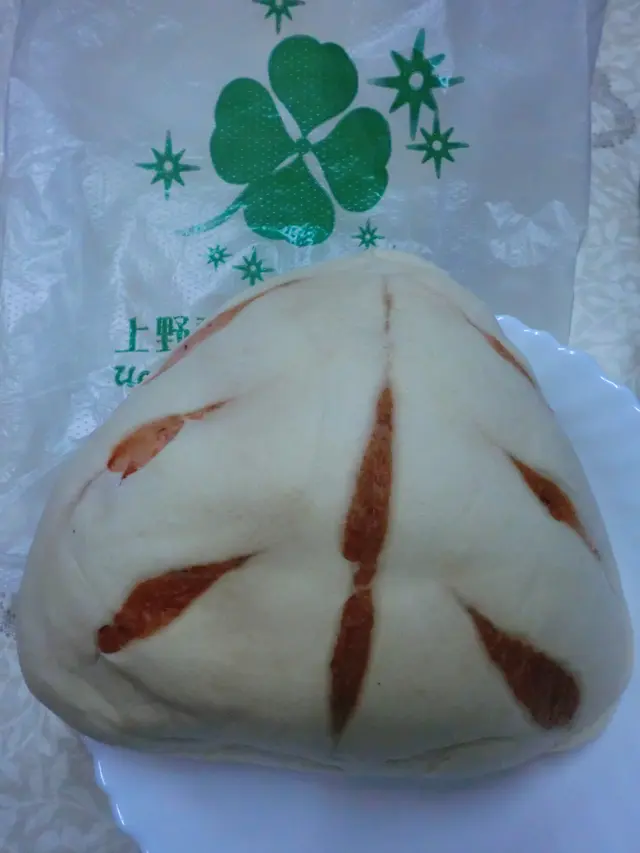 三角形的外型透出一些粉紅色的圖案，一個都幾重秤！