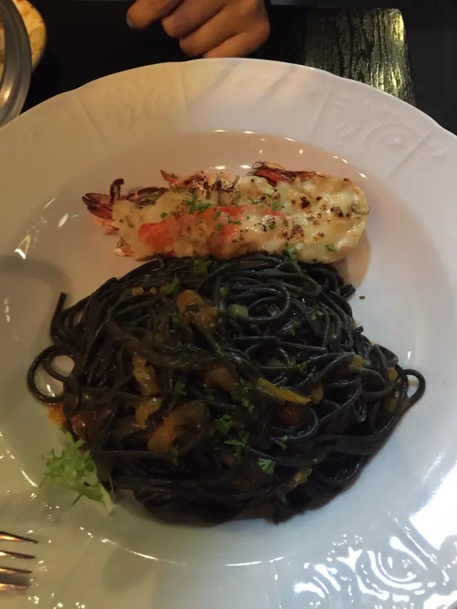 龍蝦小型但新鮮，更有拆肉龍蝦鉗。墨魚汁面不容易弄得好味，但這個好味得令泡菜男很快清光全碟！