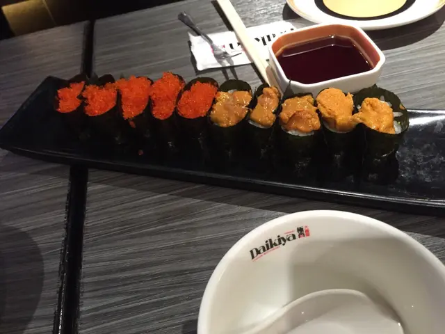 蟹籽和海膽壽司