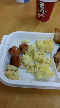 雞蛋很難吃，香腸煎黑了