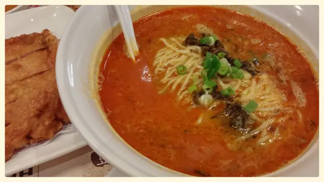 麵一般, 醬超正, 好大碗, 一個女仔食唔哂, 建議同人分享就可以留肚試其他。