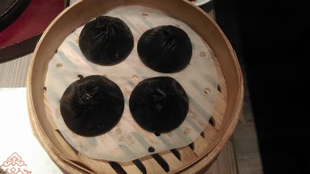 黑松露小籠包:皮是薄的，而且收口位置亦不會感吃粉頭。黑松露均勻佈滿豬肉內餡，黑松露味道濃郁芬芳，豬肉與黑松露味道匹配，吃罷菌香憂憂的停留在口腔中，令人驚喜。