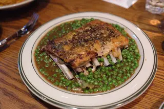 Le Port Parfume - Sous-vide lamb spareribs with peas and garlic confit