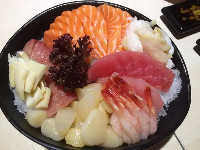 大部份都唔錯 吞拿魚比想像中好;三文魚較薄 但係肥美;甜蝦都唔錯;帶子應該雪太耐 大大舊但硬身 好似食緊熟帶子 一絲絲咁 :(