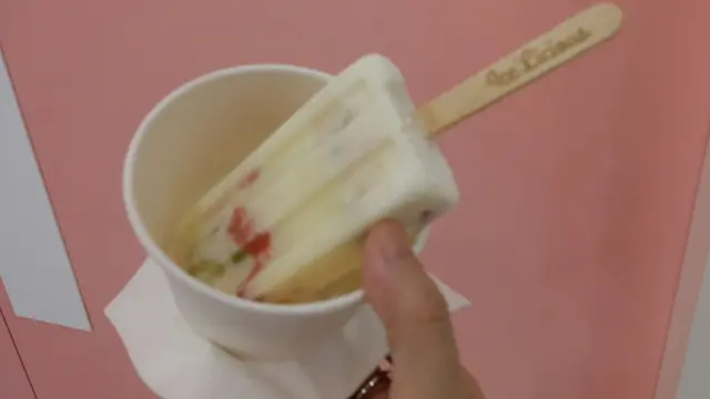 啖啖果肉，分別有士多啤梨、萍果、橙、西柚，配合香濃牛奶、忌廉芝士等才料。入口香滑，不甜，因為生果是新鮮，沒添加糖份香料，感覺很清新！唯一是西柚帶點苦味，影響了味覺，故吃不出芝士味。