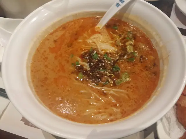 湯底有濃濃麻醬香，辣味來自麻辣醬，只是微辣，味道一般