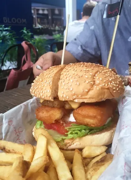 魚柳外層好脆口，入面既魚肉嫩滑，有魚味！菠蘿冇燒過龍，仲好多汁！醬汁冇特別，同略嫌個包烘得唔夠～