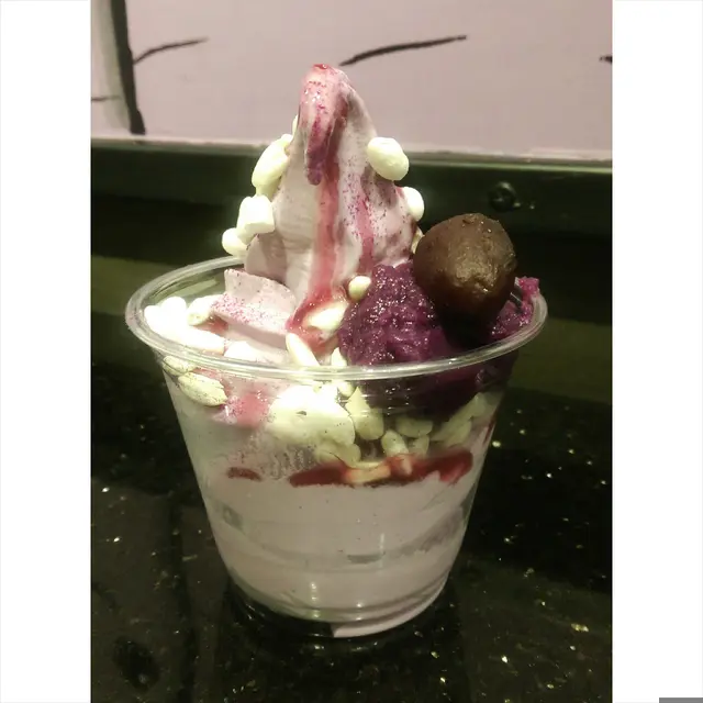 紫薯三兄弟 ─ 則日本紫蕃薯仔、紫薯蓉、脆米粒及紫薯味雪糕。