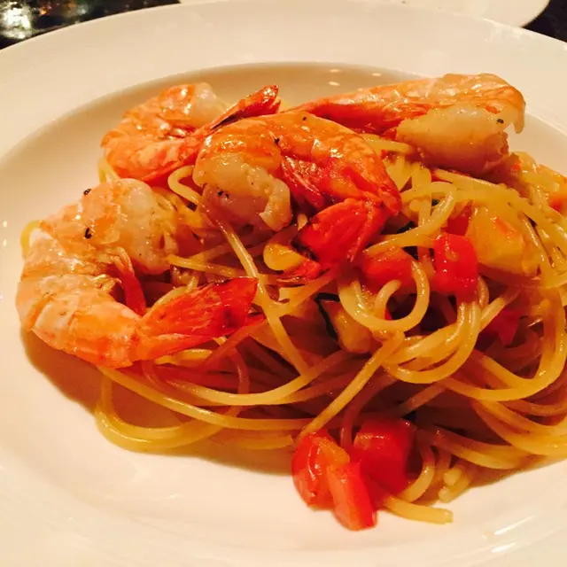 Spaghetti with tiger prawns, lobster oil, fresh tomato& basil