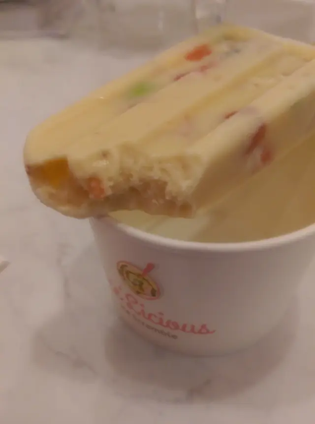 混合雲呢拿雪糕後,相對比乳酪底甜