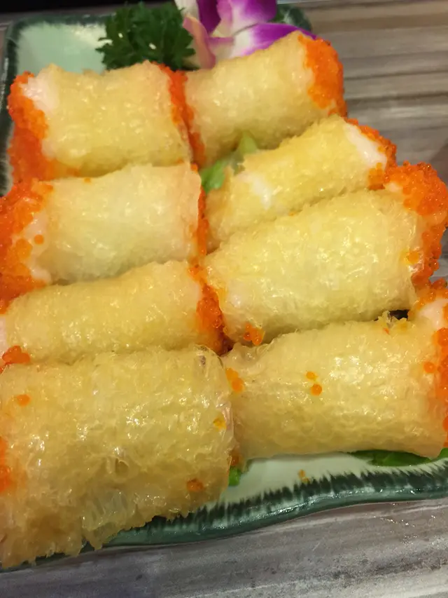 好好味，魚肚嚷入蝦膠，兩邊沾蟹子