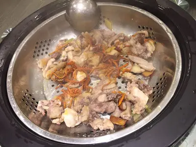 蟲草花蒸新鮮雞