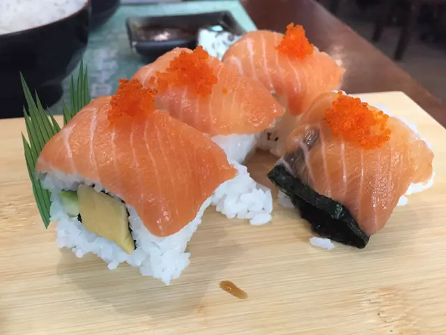 D飯係一般白飯,ROLL又散,三文魚又薄又無味