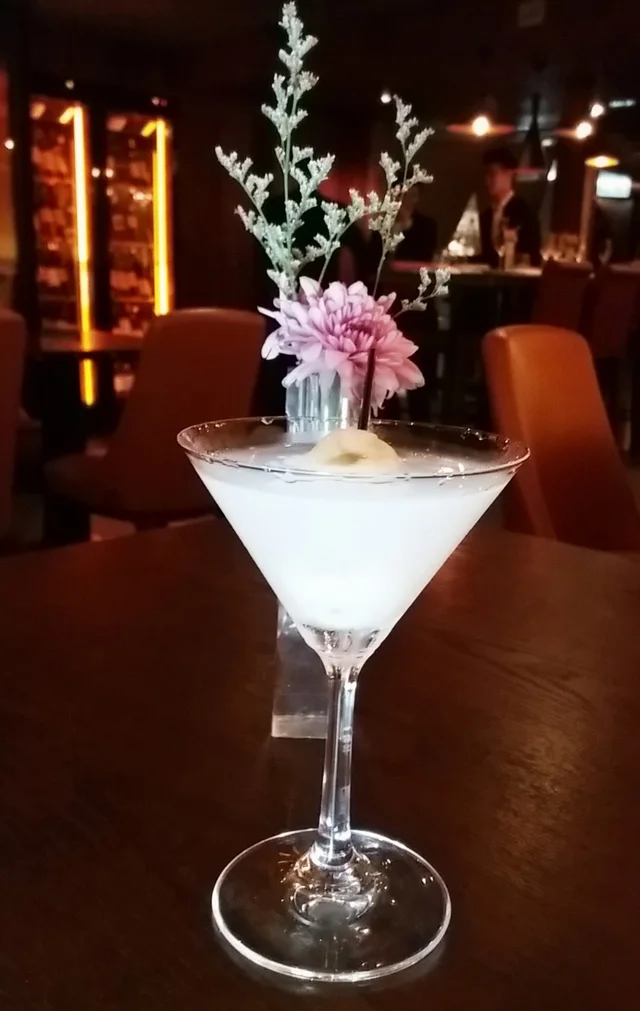 飲品點了 荔枝馬天尼 ($88),以高身酒杯盛載的 martini,入口荔枝味