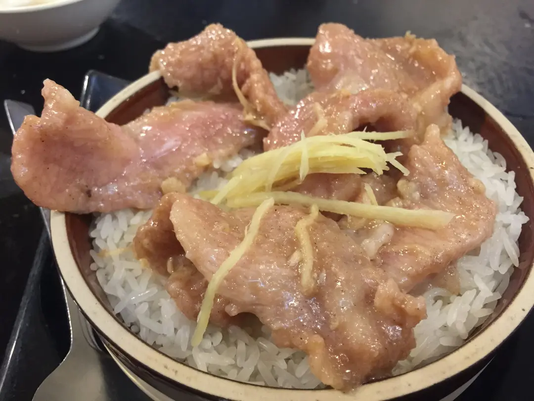 赞好             赞好           虾酱猪颈肉钵仔饭 $35