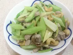 虽然份量多，但西芹很干，肉丁很「梅」，只有腰果吃得下