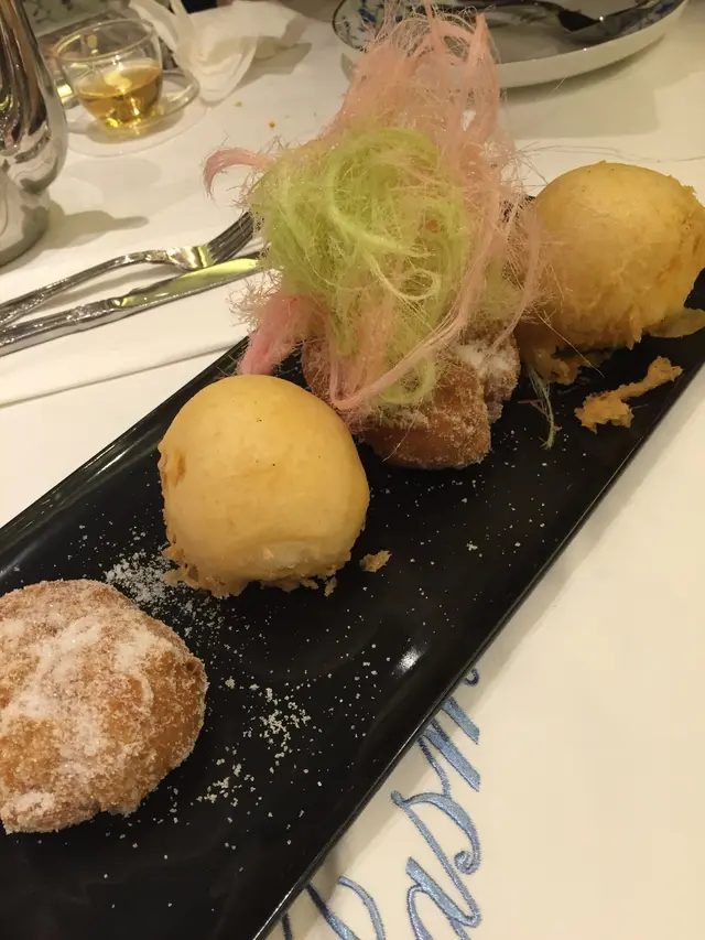 龍鬚糖令人童心大起! 我們都忽然用手爭住食^^ 我喜歡沙翁多過炸雪糕, 雪糕皮好厚, 而且雪糕都有點快溶