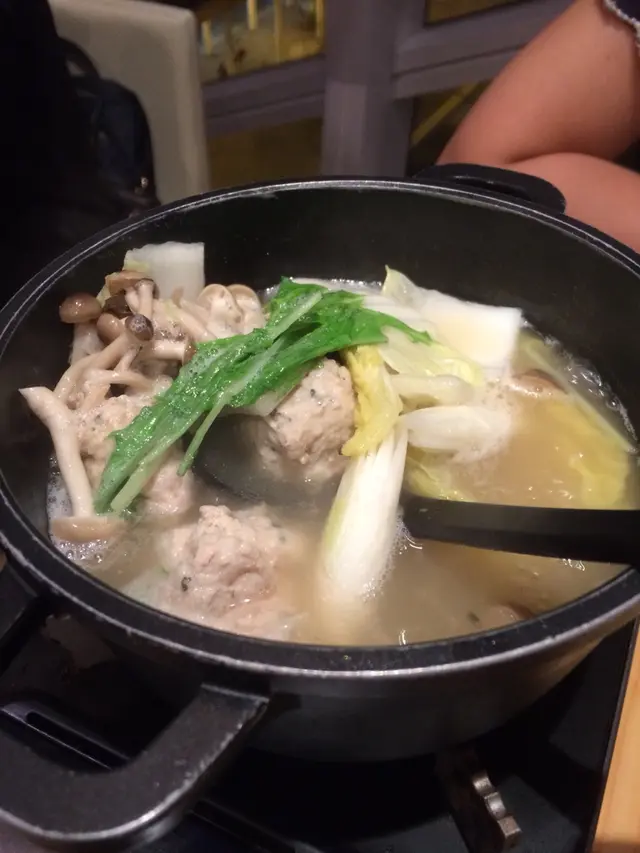 雞肉球內有軟骨又唔鞋，湯底很好味，配合蔬菜一齊食，正！