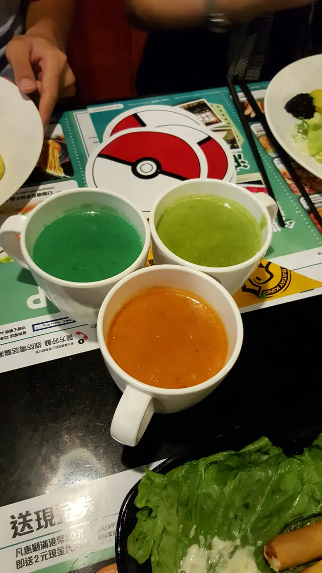 紅色係蕃茄咖哩，綠色係菠菜咖哩，藍色係藍柑咖哩