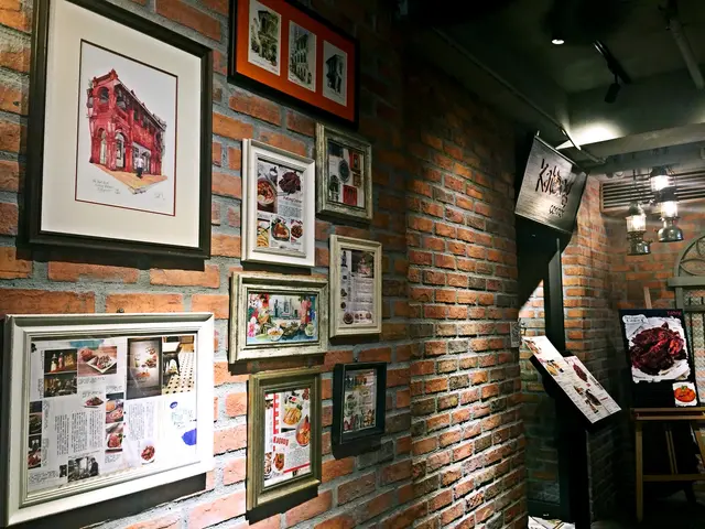 餐廳充滿着南洋風情，特別鍾意佢既紅磚特色牆！