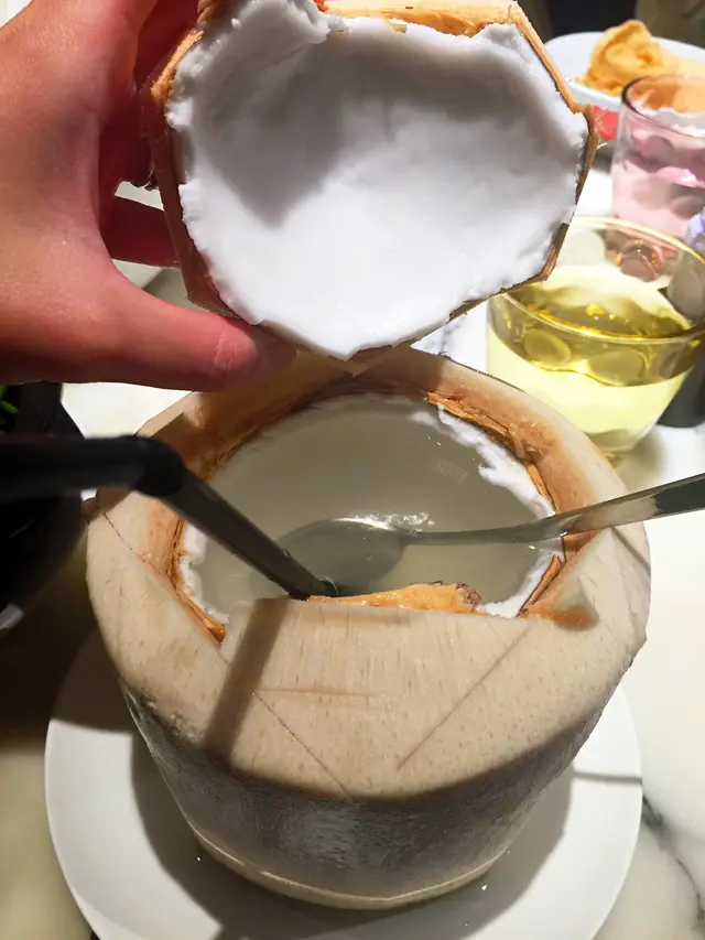 大大個椰青裏面真係好多椰子肉呀！