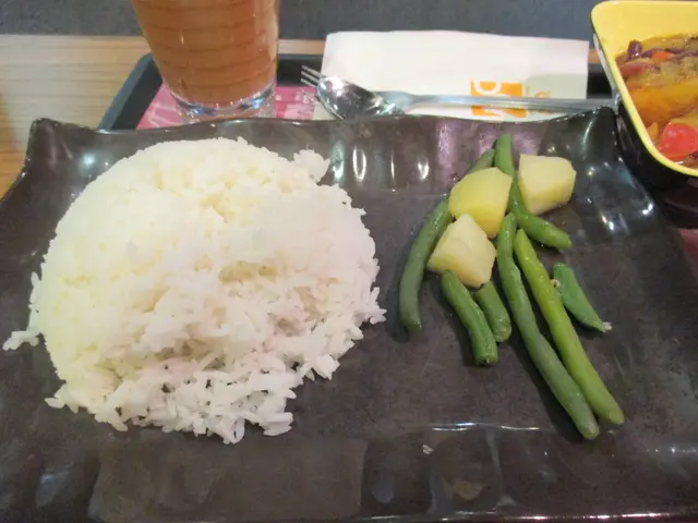 個咖哩汁混入素食材料如蘿蔔，紅豆同薯仔。個咖哩汁唔算好辣。個飯混入咖哩汁。