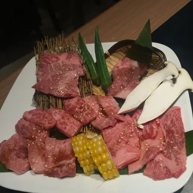 全部都是新鮮的A5和牛,這個拼盤有5種部位。由於不同部位的油脂分布及濃味也不同,店員建議由右至左燒。個人比較喜歡燒至medium rare,入口即溶。第一口也可以不用點醬油,可以嘗到和牛的鮮甜味。