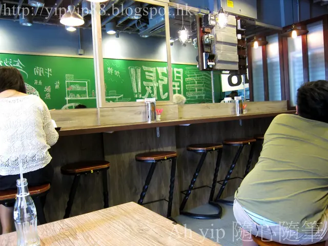 店向牆的一邊位置