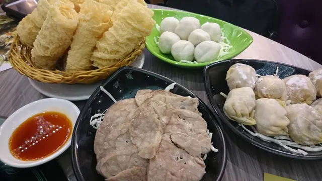 響鈴、潮州魚蛋、豬肺、雲吞水餃