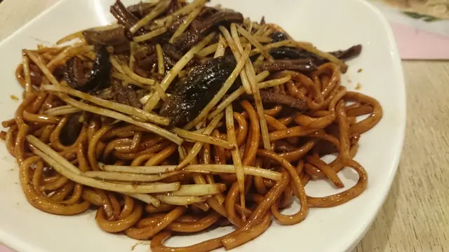拉麵幼身又彈牙,掛滿汁醬,比上海粗炒更佳