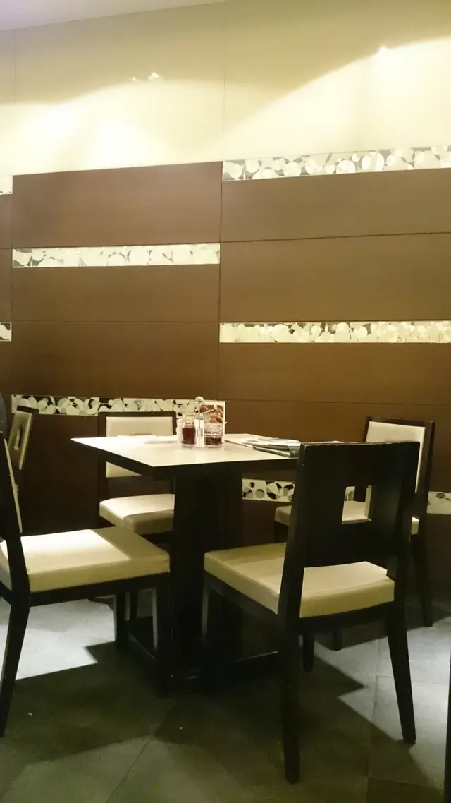 沒有查問下就帶我倆到鄰鋪的翡翠小廚