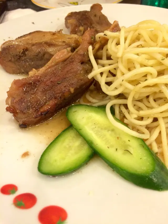 這跟我認識的豬脾有點分別，反而比較像rips；而且也不像是焗，反而有點像燴/炆。這不是難食，只是跟菜名有點距離。伴菜的意粉有進步空間，如果可以伴水煮薯菜就好了。