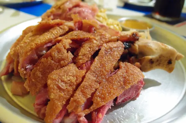 德國豬手配酸菜及薯仔沙律