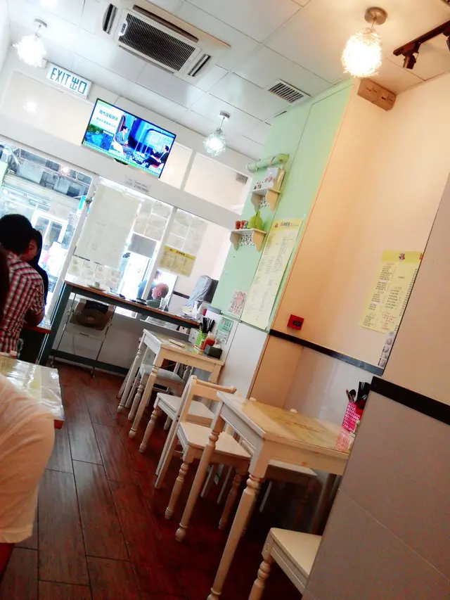 燈光柔和，因為開左無耐，所以企理乾淨，坐得算舒服