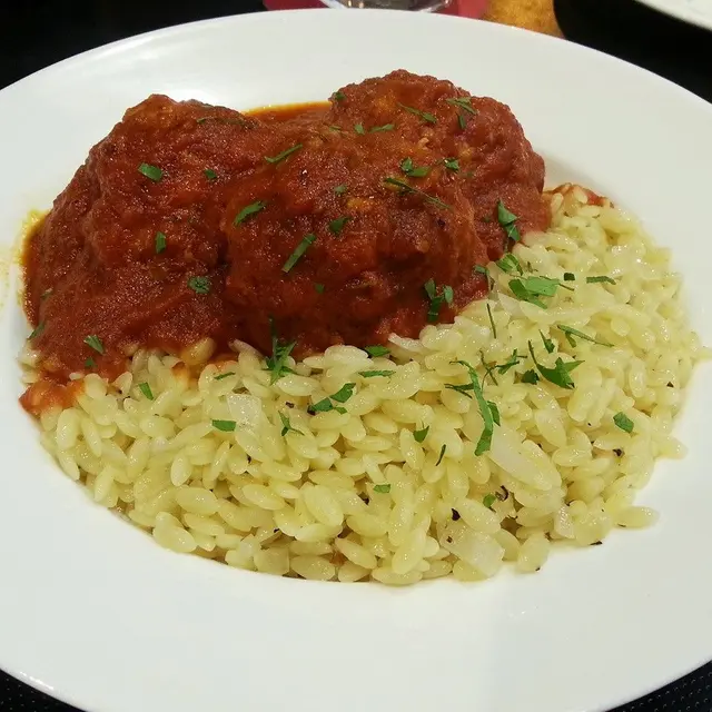 燴意大利肉丸配米型意粉