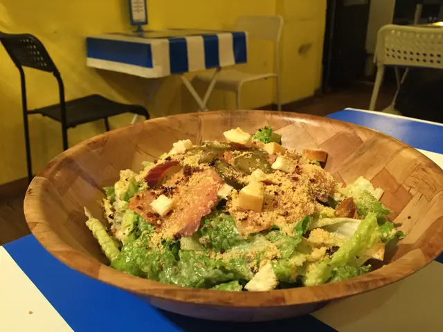 煙三文魚配凱撒沙律