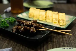 燒惹味鴨舌（前）、玉子燒（後）