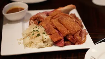 德国脆皮猪膝配松露薯蓉