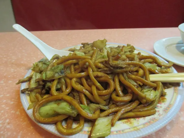 碟粗炒好大碟。多汁但無油份。完全唔係上海街頭粗炒風味。 食落去肉絲少。粗麵好彈牙。豉油味啱啱好。