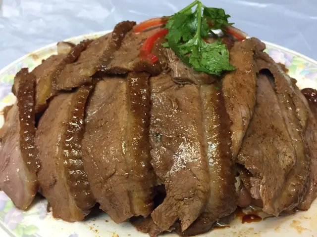 例牌簡直唔夠分，啖啖肉，滷水入晒味，可惜下面太多花生，如果多一，一人只得一片！