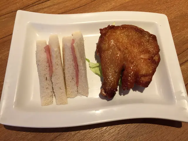 脆炸鷄脾拼火腿三文治