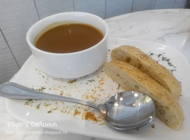 啡橙色的龍蝦湯，龍蝦在味覺及嗅覺上均有強烈、踏實的存在感。