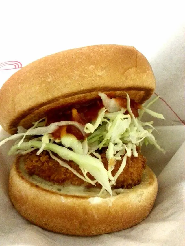 上面紅色醬汁有香濃蒜味,茄膏和薑令味道酸酸辣辣的